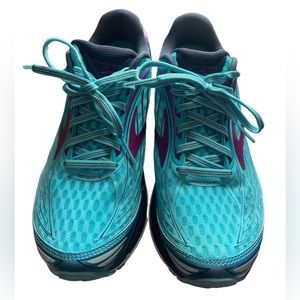 Used but hardly worn Brooks Transcend 4. Fun turquoise and purple colors.